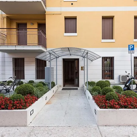 Dimora San Zeno 2 With 4 Sleeps شقة